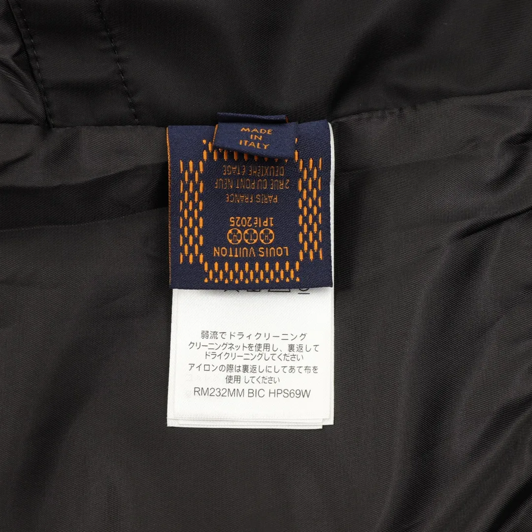 🅿️570 Louis Vuitton/Louis Vuitton embroidered letter baseball jacket, light luxury, a must-have item for daily commuting for men and women, correct version, feel free to compare · Made of customized original acetate fabric · 180g diamond-shaped quilted cotton inside, selected long-staple cotton, warm and comfortable · The chest is decorated with presbyopia floral leather patches inlaid with hot diamonds · Lapel design · Elastic waist design at the hem · Zippered side pocket design on the side · Customized original alloy snap button and puller by mold opening · Customized yarn-dyed colorful flat base thread on the cuffs · One hundred thousand needle three-dimensional embroidery by Tajima high-speed embroidery machine · Original main mark, washed label and tag packaging bag Size: XS-L